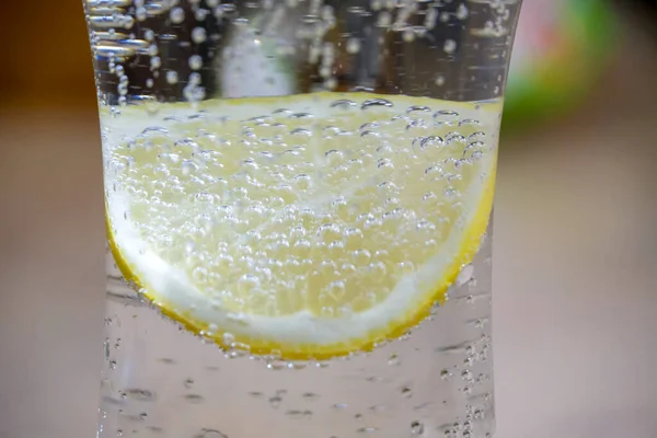 Ein Glas Frisches Trinkwasser Und Zitrone Blasen Glas Mineralwasser Als — Stockfoto