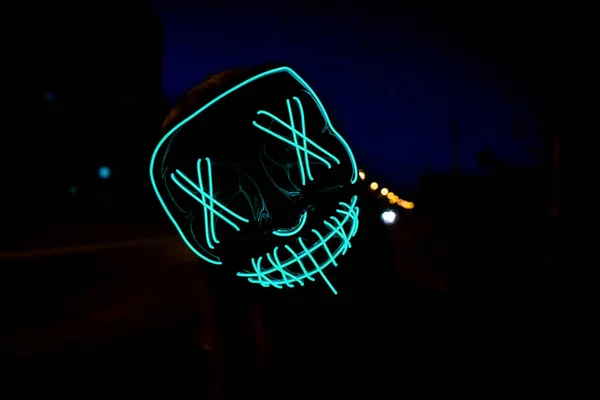 Мужчина Светящейся Синей Маске Ночью Снаружи Концепция Съемки Ужасов Шуток — стоковое фото