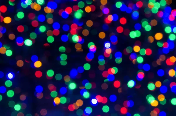 分散焦点的五彩缤纷的圣诞彩灯 圣诞节背景 — 图库照片