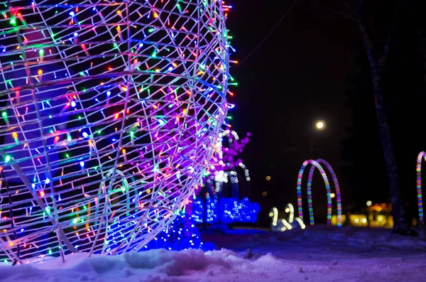 Yeni Yıl Sokakta Büyük Bir Işık Topu Yeni Yıl Noel — Stok fotoğraf