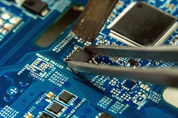 Engenheiro Eletrônico Repara Chip Oficina Reparador Aquece Chipset Usando Solda — Fotografia de Stock