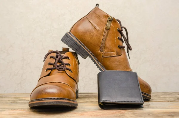 Braune Lederne Herrenschuhe Und Schwarze Herren Brieftasche Auf Hölzernem Hintergrund — Stockfoto