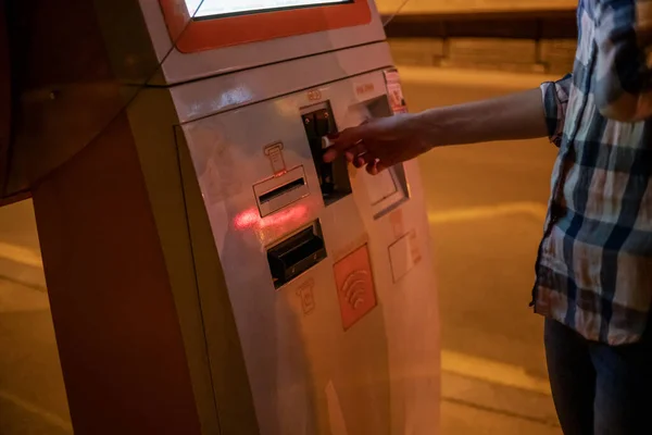 Femme Détenant Une Carte Crédit Dans Automate Bancaire — Photo