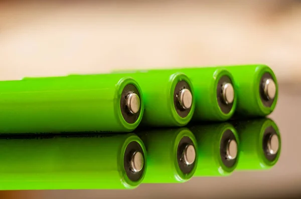 Близько Зелених Лужних Батарей Крупним Планом Різнокольорові Ряди Батарей Енергетичного — стокове фото