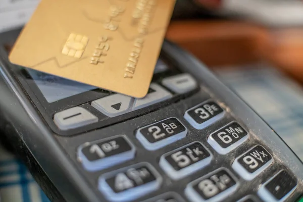 Pos Terminali Kredi Kartı Ile Ödeme Makinesi Nfc Teknolojisi Ile — Stok fotoğraf