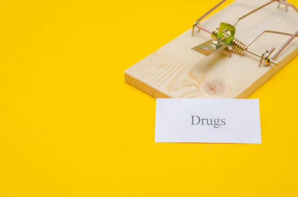 Pułapka Myszy Kartką Papieru Napisem Narkotyki Żółtym Tle Koncepcja Narkotyku — Zdjęcie stockowe