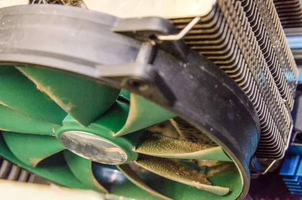 Polvo Ordenador Refrigerador Cpu Verde Con Placa Base Fragmento Caja — Foto de Stock