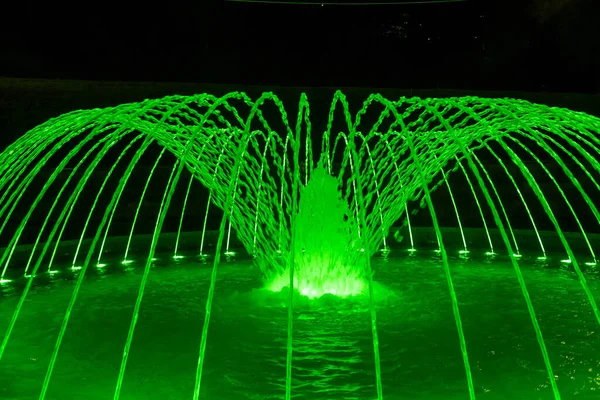 Fuente Nocturna Ciudad Iluminada Con Iluminación Verde Fuente Colorida Noche — Foto de Stock