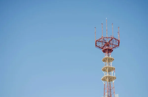 Technológiai Kommunikációs Torony Antenna Telefon Kapcsolat Kék Háttér — Stock Fotó