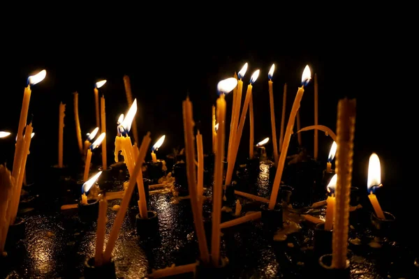 Πολλά Κεριά Καίγονται Στην Εκκλησία Στο Σκοτάδι Μια Ομάδα Από — Φωτογραφία Αρχείου