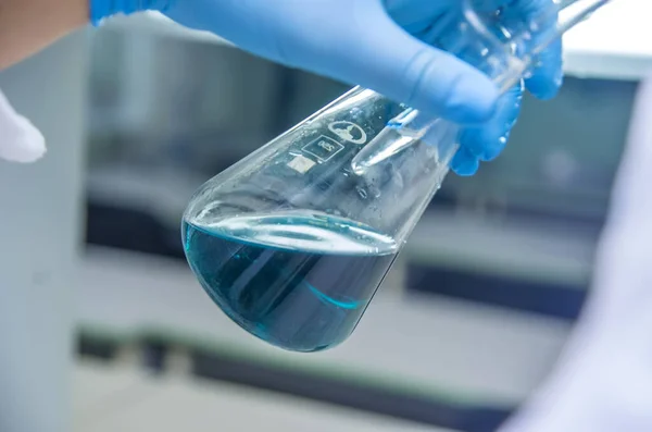 Kolben Der Hand Des Wissenschaftlers Mit Reagenzglas — Stockfoto