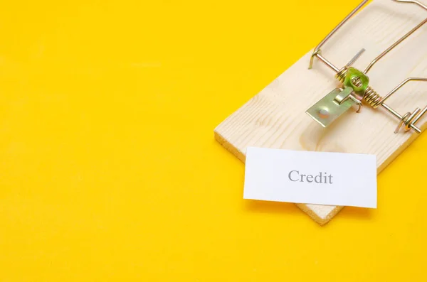 Pułapka Myszy Kartką Papieru Napisem Kredyt Żółtym Tle Kopią Koncepcja — Zdjęcie stockowe