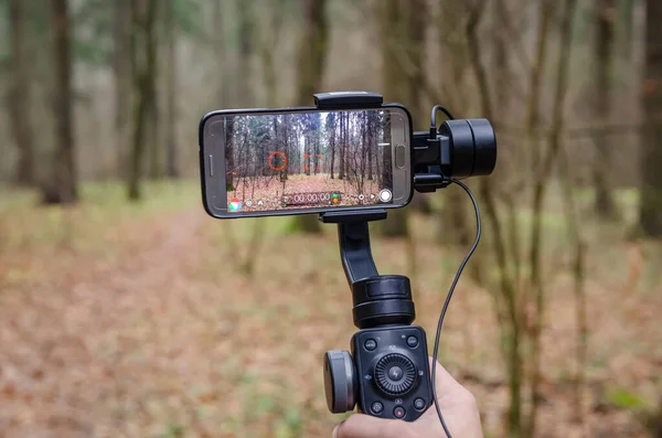 Blogueiro Filma Floresta Com Uma Câmera Celular Gimbal Sorrindo Acenando — Fotografia de Stock