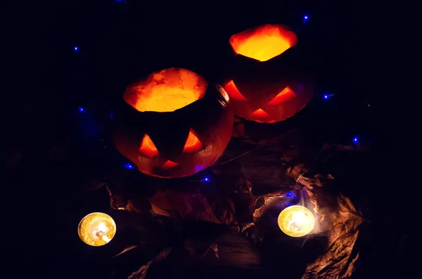 Dos Calabazas Brillantes Bosque Oscuro Velas Encendidas Alrededor Hermoso Fondo — Foto de Stock