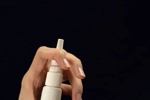 Mano Mujer Sostiene Aerosol Nasal Una Botella Blanca Cerca Sobre — Foto de Stock