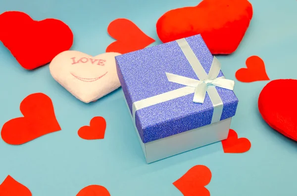 파란색 배경에 사이에 빛나는 상자를 선물하 발렌타인데이의 — 스톡 사진