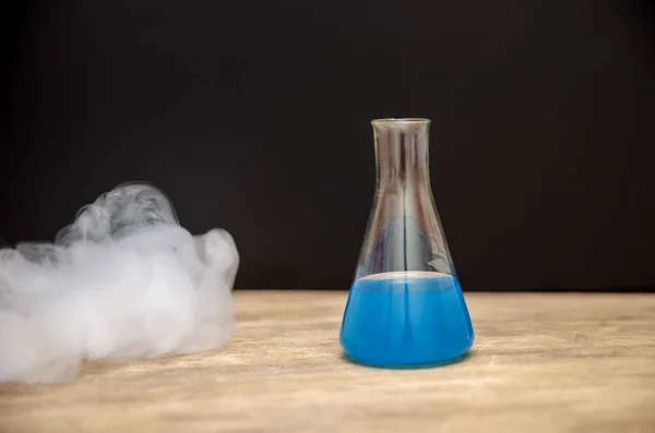 Frasco Com Líquido Azul Fumado Sobre Fundo Preto Análise Química — Fotografia de Stock