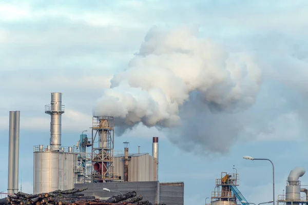 Fafeldolgozó Üzem Sűrű Füst Csövekből Szürke Kék Ellen Környezetszennyezés — Stock Fotó