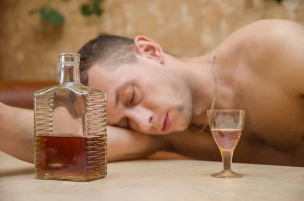 Alkoholisiert Der Mann Tisch Schläft Neben Einer Flasche Alkohol Und — Stockfoto