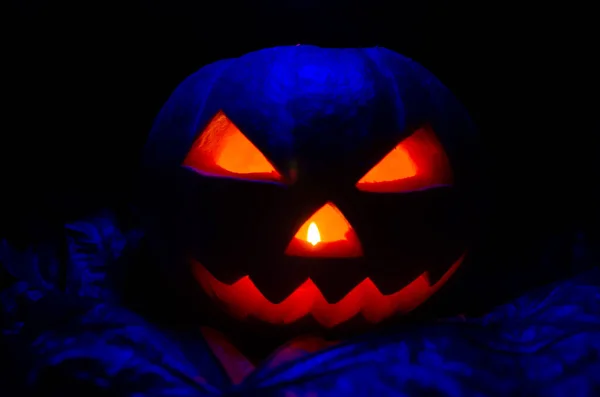 Ragyogó Tök Egy Gyertya Belsejében Közelkép Lombozat Kék Megvilágítás Halloween — Stock Fotó