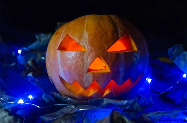 Abóbora Laranja Com Olhos Brilhantes Boca Escuro Iluminação Azul Fumaça — Fotografia de Stock