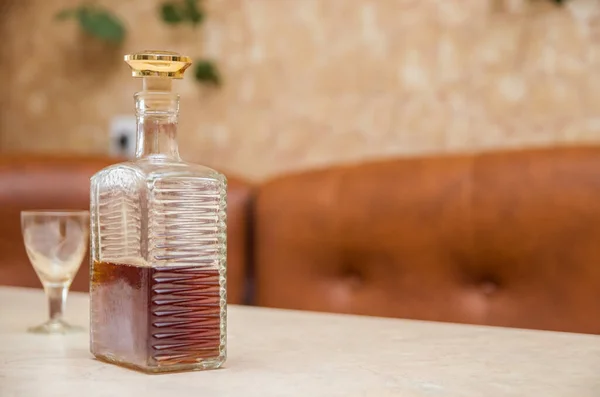 Botella Coñac Vaso Sobre Una Mesa Madera — Foto de Stock