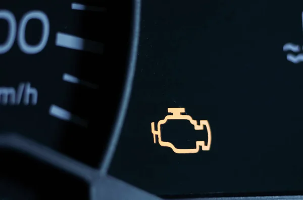 Gele Verlichte Motor Fout Teken Auto Dashboard Close — Stockfoto