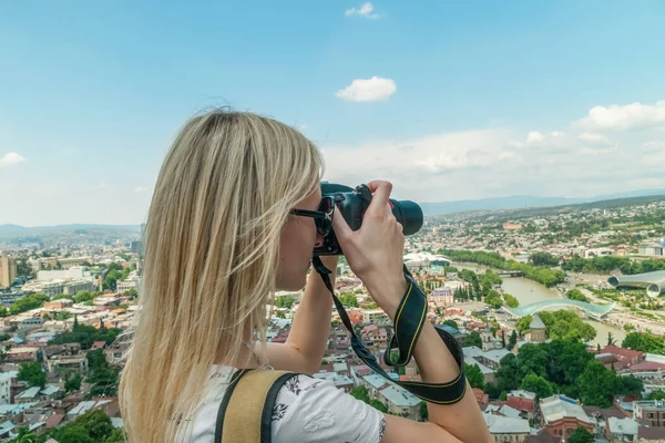 Fille Touristique Blonde Photographie Vieille Ville Tbilissi Une Vue Oiseau — Photo