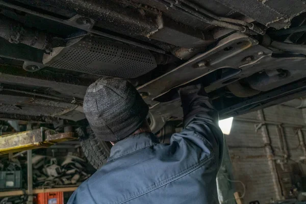 Professional Auto Mechanic Working Undercarriage Car Diligence Attention Inspection Examination — Stock Photo, Image