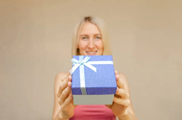 Fille Blonde Avec Sourire Tenant Une Boîte Cadeau Brillante Bleue — Photo