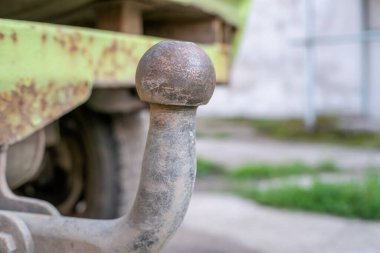 Eski kanca, eski arabanın çekicisini kapat.