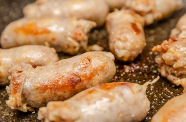 Kızartma tavasında kızartılmış sosisler.