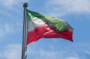 Mavi gökyüzüne karşı Avrupa bayrakları