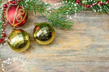 Güzel, parlak bir Noel geçmişi. Noel ağacı dalları, Noel topları, ahşap arka planda boncuklar, kopyalamak için yer