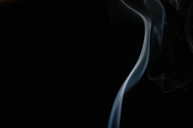 Siyah arkaplanda kopyalama alanı olan soyut duman arkaplanı. Tütsü çubuğundan yükselen mavi-beyaz duman