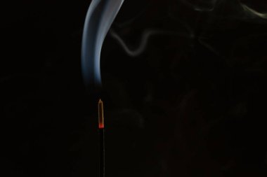 Tütsüden çıkan dumanın soyut arkaplanı siyah arkaplandaki boşluğun kopyasıyla yakın çekim yap