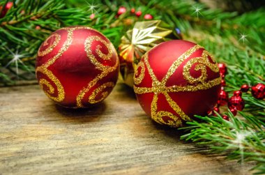 Noel ağacı dallarının arka planında iki kırmızı Noel topu. Güzel Noel ve yeni yıl arkaplanı