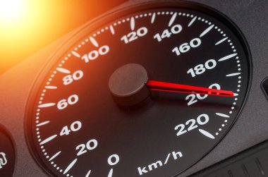 Saatte 200 km hızla giden bir arabanın hız göstergesini yakından çek.