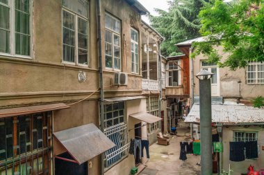 Tiflis 'in eski, harap sokakları güneşli havalarda