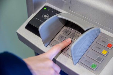 ATM / banka makine tuş takımında el kamerasının PIN / geçiş kodunu girerken görüntüsü