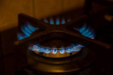 Modern mutfak sobası mavi alevlerle yanıyor..