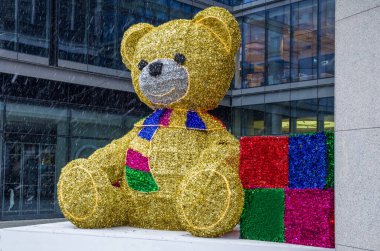 Varşova 'da büyük bir binanın yanında Noel süsleri. Küpü olan büyük, güzel bir ayı. Polonya.