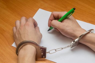 Kelepçeli bir adam Frank 'i tanıdığını yazmış.