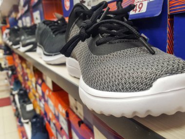 Ayakkabı mağazasında satılık erkek ayakkabıları.