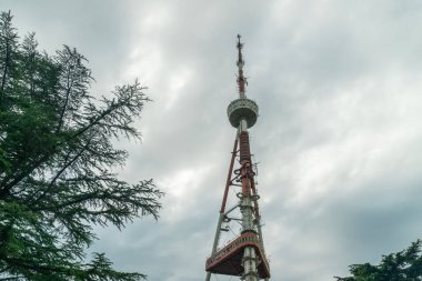 Mtatsminda Dağı 'ndaki Tiflis TV Kulesi bulutlu bir günde kapanıyor