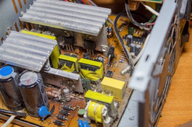 bilgisayarın toz içindeki güç kaynağı, toprağa yakın çekim