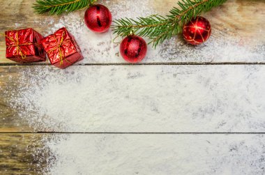 Noel ağacı ve noel süslemeleri ile Noel arkaplanı tahta tahtada fotokopi alanı ile. Üst görünüm