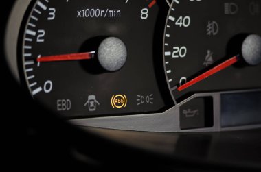 ABS sensörü gösterge panelinde turuncu yanıyor..