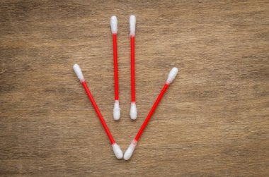 Plastik pamuklu çubuklar, ok işareti, tahtadan arka planda yön tabelası.