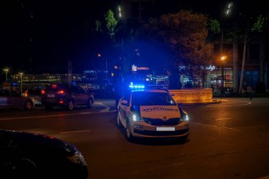 Tiflis, Gürcistan - 29 Haziran 2019: İçinde fenerler bulunan polis araçları Tiflis 'te gece sokağa barikat kurdu